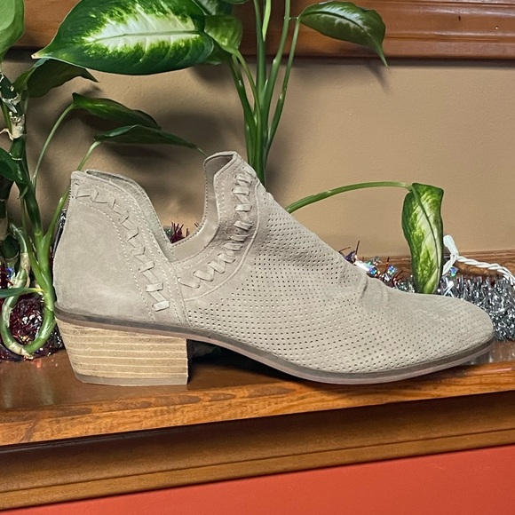 VINCE CAMUTO PERFORATED SUEDE ANKLE BOOTIE PALMINA WILD MUSHROOM. SIZE 11W. - Picture 2 of 8